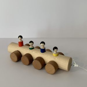 Karo Holzspielwaren – Rollwägeli mit Figuren
